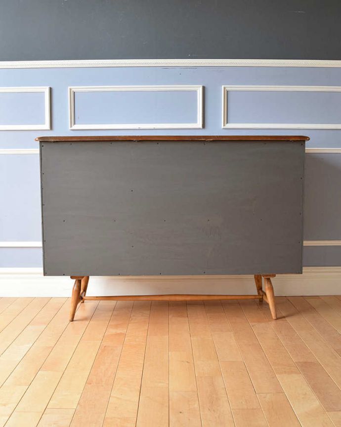 アーコールの家具　アンティーク家具　北欧スタイルにぴったり似合うアーコール社のアンティークサイドボード。もちろん後ろ姿もキレイですビンテージは新品ではないので、もちろん経年変化によるキズはあります。(x-1036-f)