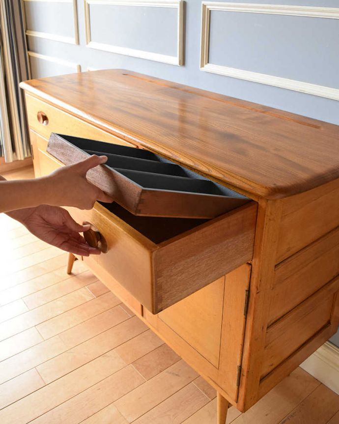 アーコールの家具　アンティーク家具　北欧スタイルにぴったり似合うアーコール社のアンティークサイドボード。便利な仕切りつきの収納引き出しの中の収納は外すことが出来ます。(x-1036-f)