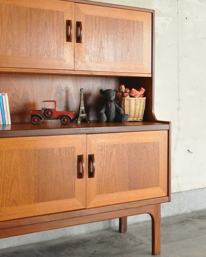 G-PLAN(Gプラン)　アンティーク家具　北欧テイストヴィンテージ家具、食器棚にもおススメのG-Planのサイドボード。ヴィンテージ家具らしいあたたかさ。(x-1037-f)