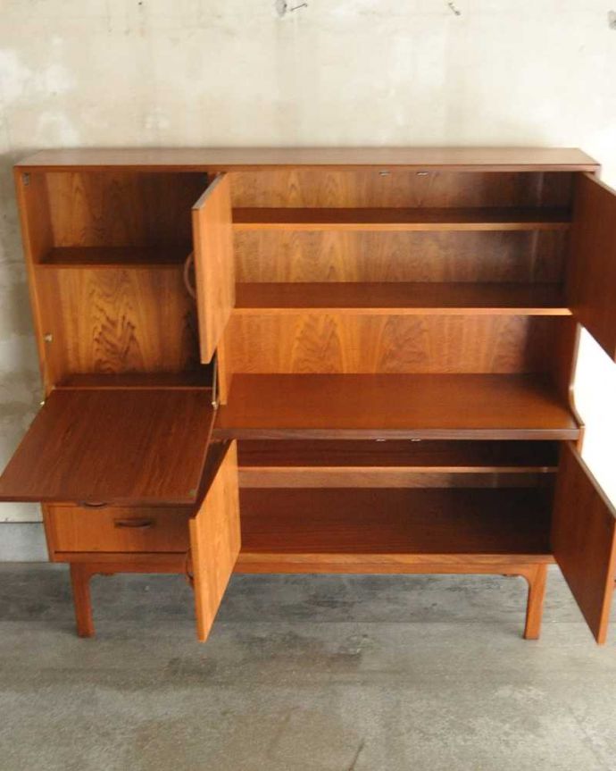 G-PLAN(Gプラン)　アンティーク家具　北欧テイストヴィンテージ家具、食器棚にもおススメのG-Planのサイドボード。扉の奥はたっぷり収納扉を開けると、中にはたっぷりの収納。(x-1037-f)