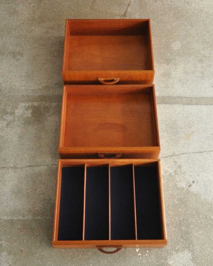 G-PLAN(Gプラン)　アンティーク家具　北欧テイストヴィンテージ家具、食器棚にもおススメのG-Planのサイドボード。キレイにお直ししました引き出しの中も修復の際、専門の職人がキレイにしました。(x-1037-f)