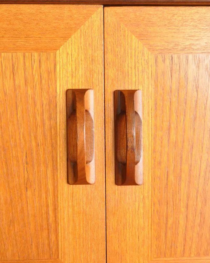 G-PLAN(Gプラン)　アンティーク家具　北欧テイストヴィンテージ家具、食器棚にもおススメのG-Planのサイドボード。扉の木目があたたかさを演出クールなデザインなのに、なんだかほっとするあたたかさ。(x-1037-f)