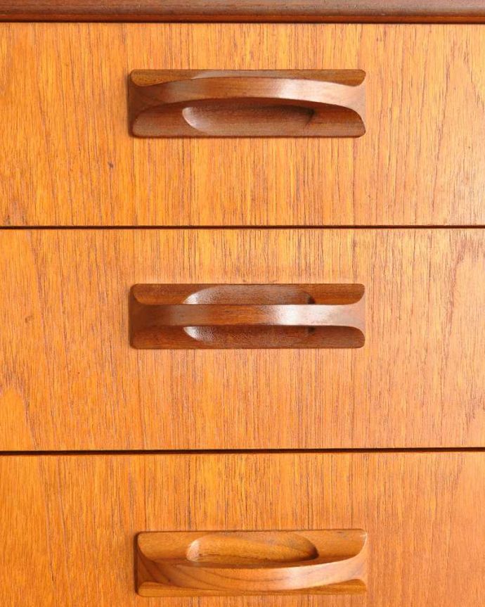 G-PLAN(Gプラン)　アンティーク家具　北欧テイストヴィンテージ家具、食器棚にもおススメのG-Planのサイドボード。デザインの一部になっている取っ手取っ手のデザインもシンプルかつ機能的に。(x-1037-f)