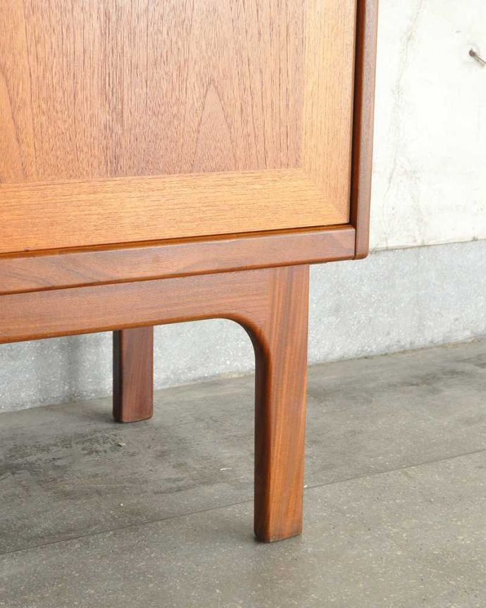 G-PLAN(Gプラン)　アンティーク家具　北欧テイストヴィンテージ家具、食器棚にもおススメのG-Planのサイドボード。スッキリとした脚の裏には…Handleの家具の脚裏にはフェルトキーパーをお付けしています。(x-1037-f)