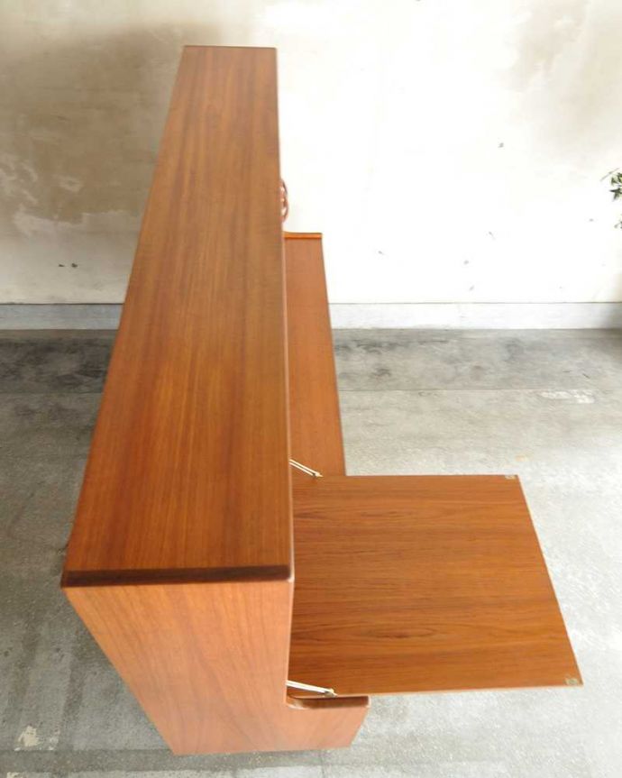 G-PLAN(Gプラン)　アンティーク家具　北欧テイストヴィンテージ家具、食器棚にもおススメのG-Planのサイドボード。天板の塗装もキレイに仕上げましたヴィンテージの家具は修復方法が様々。(x-1037-f)