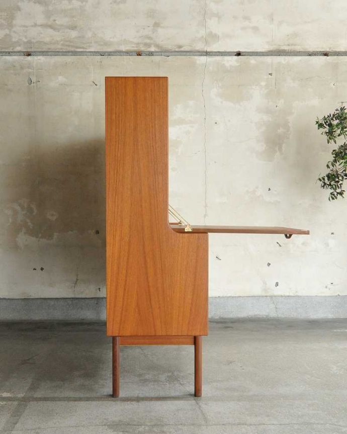 G-PLAN(Gプラン)　アンティーク家具　北欧テイストヴィンテージ家具、食器棚にもおススメのG-Planのサイドボード。横から見てもスッキリどこから見てもスッキリとしてステキなヴィンテージ。(x-1037-f)