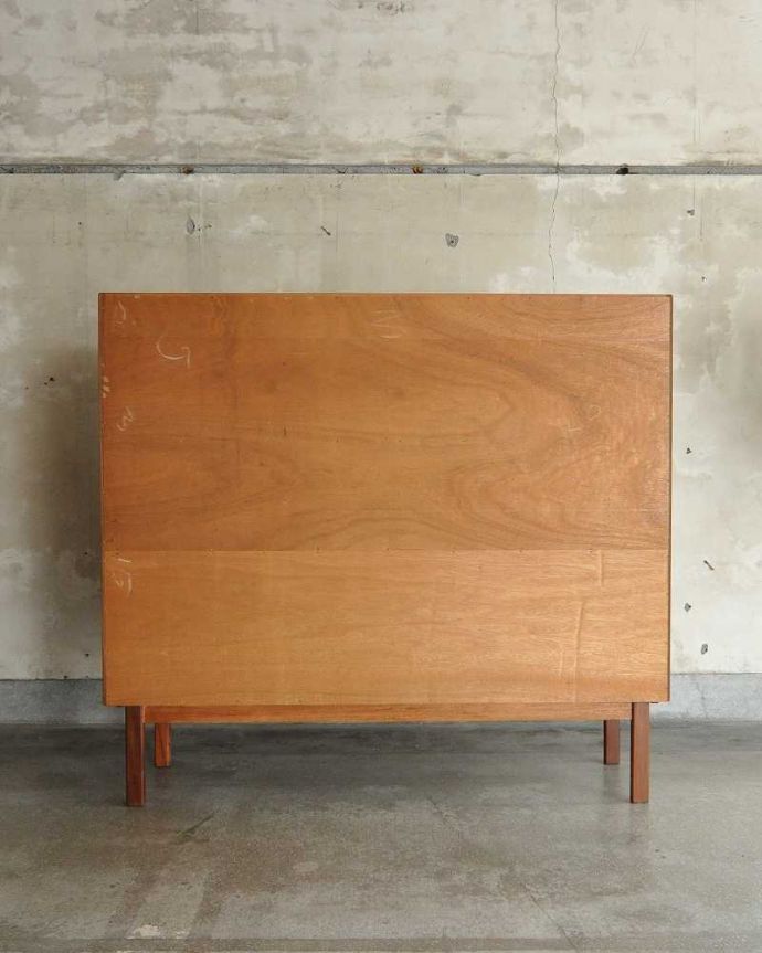 G-PLAN(Gプラン)　アンティーク家具　北欧テイストヴィンテージ家具、食器棚にもおススメのG-Planのサイドボード。もちろん後ろ姿もキレイですビンテージは新品ではないので、もちろん経年変化によるキズはあります。(x-1037-f)