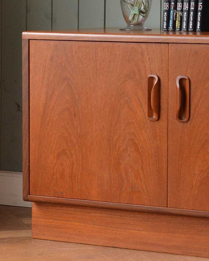 G-PLAN(Gプラン)　アンティーク家具　北欧スタイルのヴィンテージ家具、G-PLANフレスコシリーズのサイドボード。ヴィンテージ家具らしいあたたかさ。(x-1038-f)