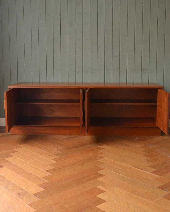 G-PLAN(Gプラン)　アンティーク家具　北欧スタイルのヴィンテージ家具、G-PLANフレスコシリーズのサイドボード。扉の奥はたっぷり収納扉を開けると、中にはたっぷりの収納。(x-1038-f)