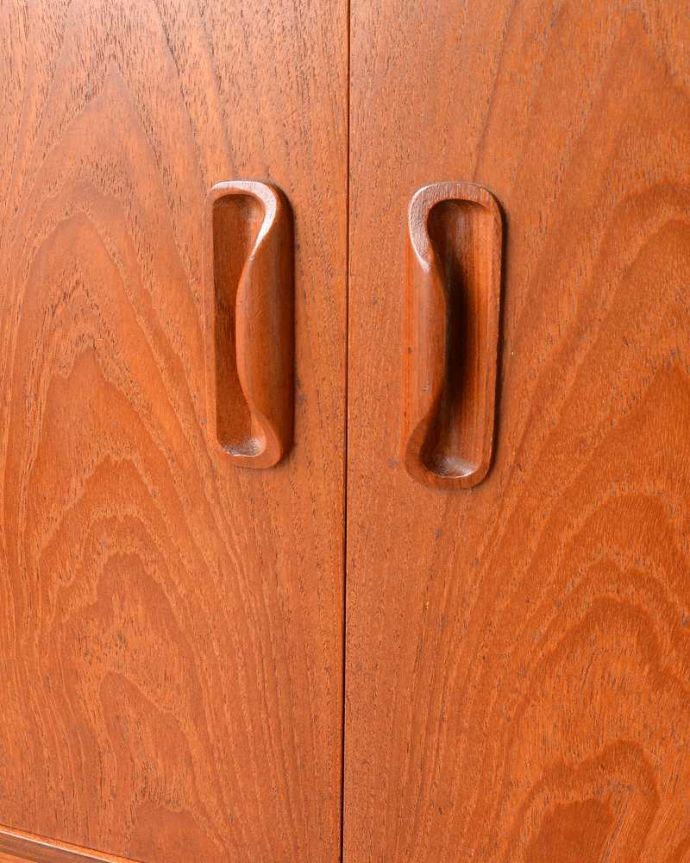 G-PLAN(Gプラン)　アンティーク家具　北欧スタイルのヴィンテージ家具、G-PLANフレスコシリーズのサイドボード。扉の木目があたたかさを演出クールなデザインなのに、なんだかほっとするあたたかさ。(x-1038-f)