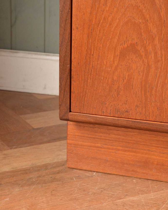 G-PLAN(Gプラン)　アンティーク家具　北欧スタイルのヴィンテージ家具、G-PLANフレスコシリーズのサイドボード。スッキリとした脚の裏には…Handleの家具の脚裏にはフェルトキーパーをお付けしています。(x-1038-f)