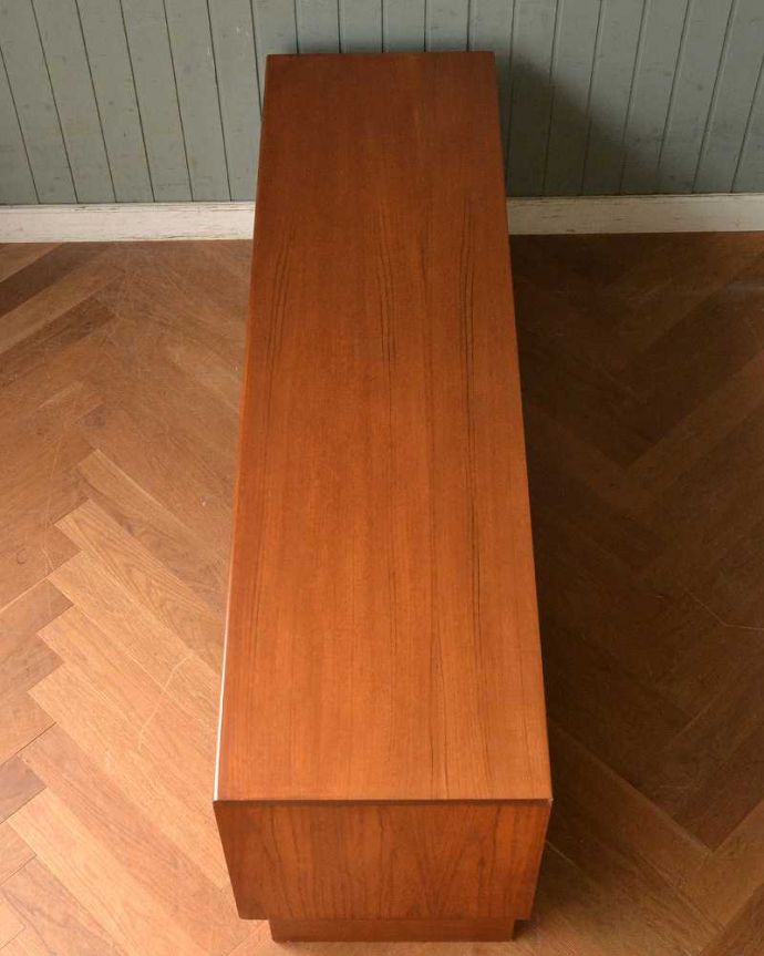 G-PLAN(Gプラン)　アンティーク家具　北欧スタイルのヴィンテージ家具、G-PLANフレスコシリーズのサイドボード。天板の塗装もキレイに仕上げましたヴィンテージの家具は修復方法が様々。(x-1038-f)