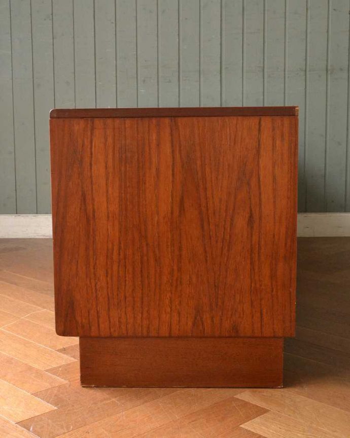 G-PLAN(Gプラン)　アンティーク家具　北欧スタイルのヴィンテージ家具、G-PLANフレスコシリーズのサイドボード。横から見てもスッキリどこから見てもスッキリとしてステキなヴィンテージ。(x-1038-f)