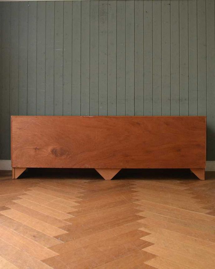 G-PLAN(Gプラン)　アンティーク家具　北欧スタイルのヴィンテージ家具、G-PLANフレスコシリーズのサイドボード。もちろん後ろ姿もキレイですビンテージは新品ではないので、もちろん経年変化によるキズはあります。(x-1038-f)