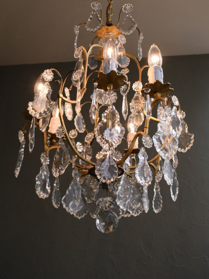 アンティークシャンデリアからの灯り