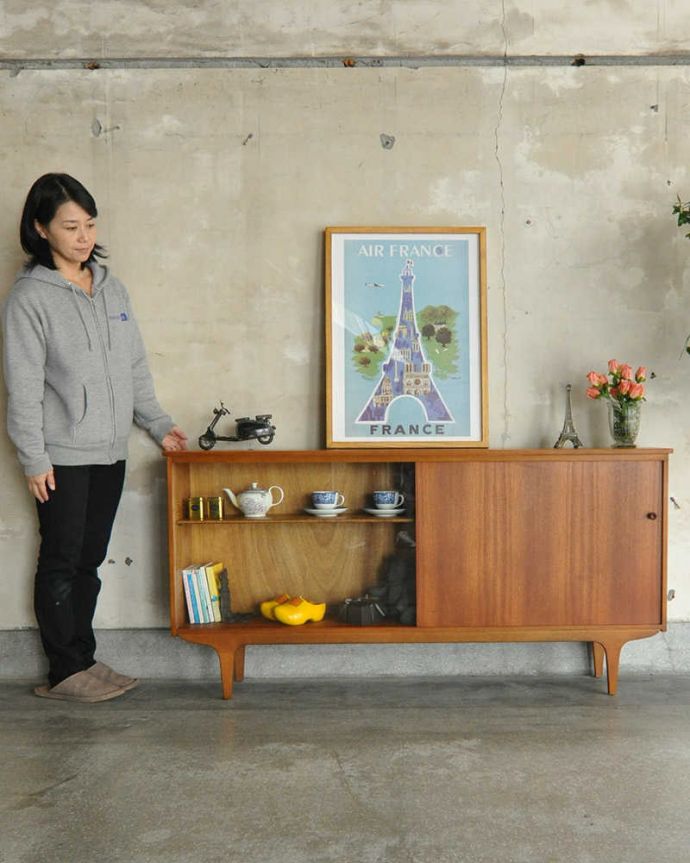 アンティークのキャビネット アンティーク家具 北欧スタイルに似合うヴィンテージガラスキャビネット(引き戸タイプ)。人気のヒミツは北欧スタイルのデザインやっぱりスッキリとカッコイイ北欧デザインが人気のサイドボード。(x-1039-f)