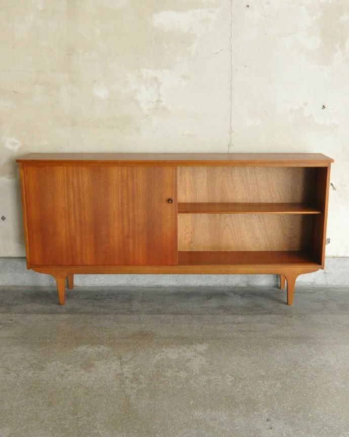 アンティークのキャビネット アンティーク家具 北欧スタイルに似合うヴィンテージガラスキャビネット(引き戸タイプ)。扉の奥はたっぷり収納扉を開けると、中にはたっぷりの収納。(x-1039-f)