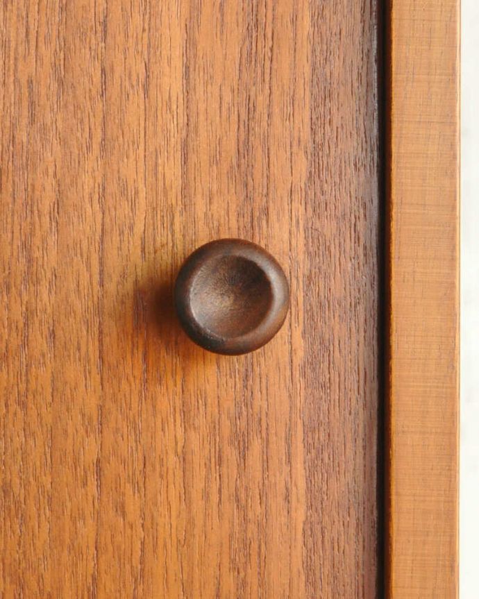 アンティークのキャビネット アンティーク家具 北欧スタイルに似合うヴィンテージガラスキャビネット(引き戸タイプ)。扉の木目があたたかさを演出クールなデザインなのに、なんだかほっとするあたたかさ。(x-1039-f)