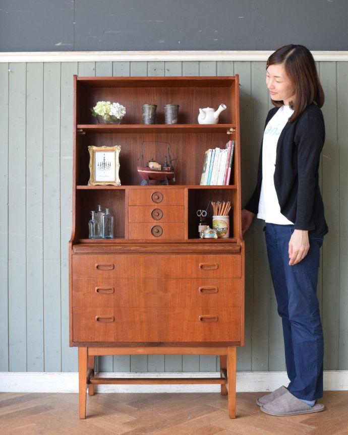 ビューロー　アンティーク家具　収納もデスクもこの一台におまかせ！北欧スタイルのヴィンテージビューロー（デスク）。人気のヒミツは北欧スタイルのデザインやっぱりスッキリとカッコイイ北欧デザインが人気のサイドボード。(x-1040-f)