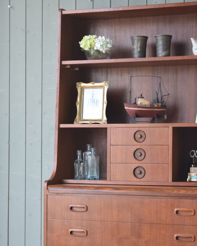 ビューロー　アンティーク家具　収納もデスクもこの一台におまかせ！北欧スタイルのヴィンテージビューロー（デスク）。扉の木目があたたかさを演出クールなデザインなのに、なんだかほっとするあたたかさ。(x-1040-f)