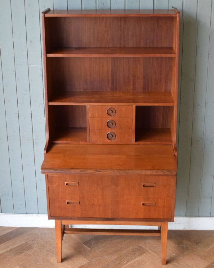 ビューロー　アンティーク家具　収納もデスクもこの一台におまかせ！北欧スタイルのヴィンテージビューロー（デスク）。見た目だけじゃなく収納力もバッチリの実力派ご希望の方にはさらにスッキリ収納できるようコード配線用の穴あけ加工を施してからお届けします（有料+3000円）お気軽にご連絡下さい。(x-1040-f)