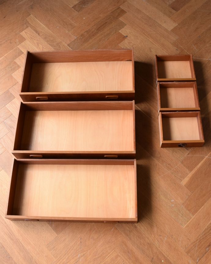 ビューロー　アンティーク家具　収納もデスクもこの一台におまかせ！北欧スタイルのヴィンテージビューロー（デスク）。キレイにお直ししました引き出しの中も修復の際、専門の職人がキレイにしました。(x-1040-f)