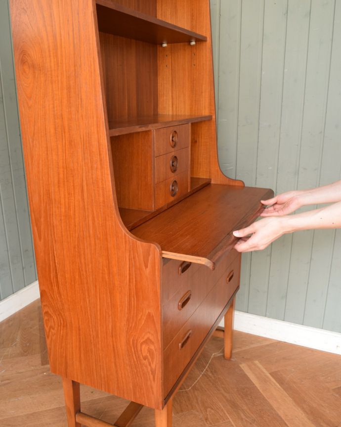 ビューロー　アンティーク家具　収納もデスクもこの一台におまかせ！北欧スタイルのヴィンテージビューロー（デスク）。扉は、支えでしっかり固定されるので、安心してお使いいただけます。(x-1040-f)