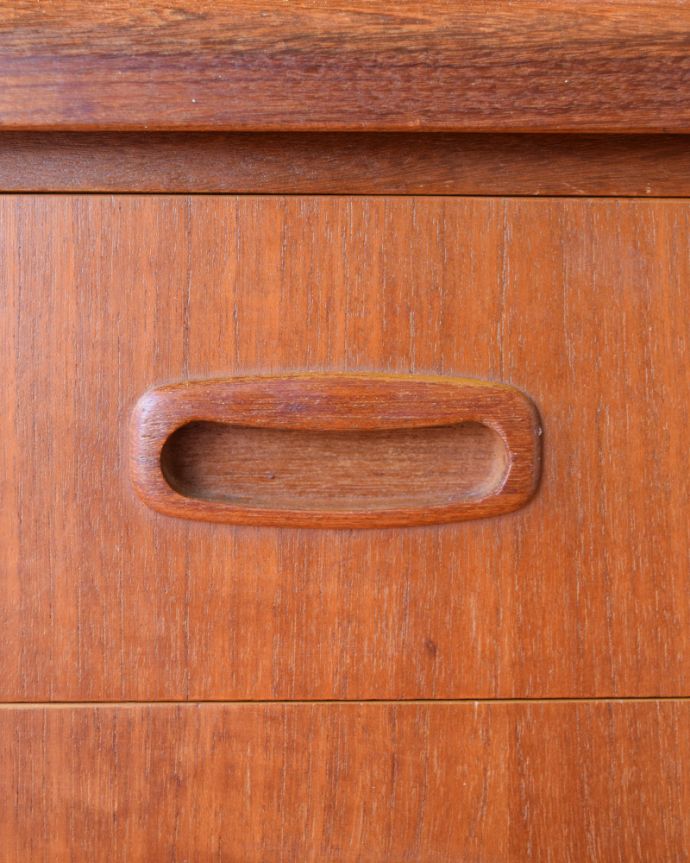 ビューロー　アンティーク家具　収納もデスクもこの一台におまかせ！北欧スタイルのヴィンテージビューロー（デスク）。デザインの一部になっている取っ手取っ手のデザインもシンプルかつ機能的に。(x-1040-f)