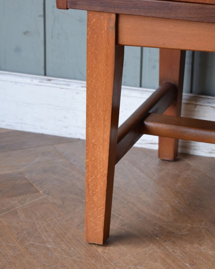 ビューロー　アンティーク家具　収納もデスクもこの一台におまかせ！北欧スタイルのヴィンテージビューロー（デスク）。スッキリとした脚の裏には…Handleの家具の脚裏にはフェルトキーパーをお付けしています。(x-1040-f)