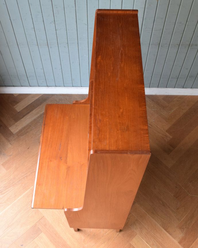 ビューロー　アンティーク家具　収納もデスクもこの一台におまかせ！北欧スタイルのヴィンテージビューロー（デスク）。天板の塗装もキレイに仕上げましたヴィンテージの家具は修復方法が様々。(x-1040-f)