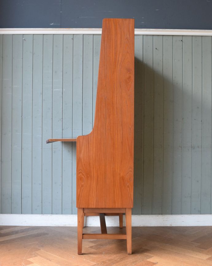 ビューロー　アンティーク家具　収納もデスクもこの一台におまかせ！北欧スタイルのヴィンテージビューロー（デスク）。横から見てもスッキリどこから見てもスッキリとしてステキなヴィンテージ。(x-1040-f)