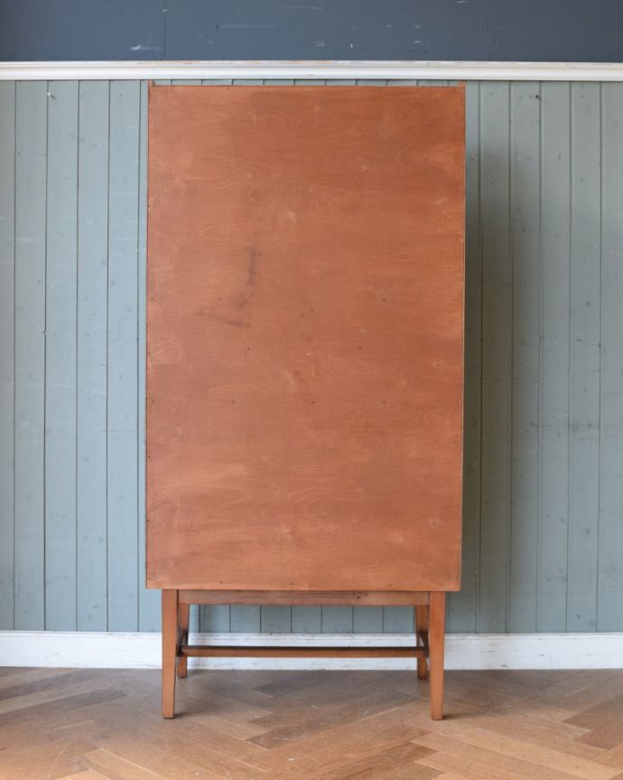 ビューロー　アンティーク家具　収納もデスクもこの一台におまかせ！北欧スタイルのヴィンテージビューロー（デスク）。もちろん後ろ姿もキレイですビンテージは新品ではないので、もちろん経年変化によるキズはあります。(x-1040-f)