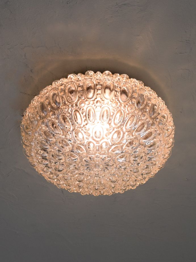 シーリングランプにもなります