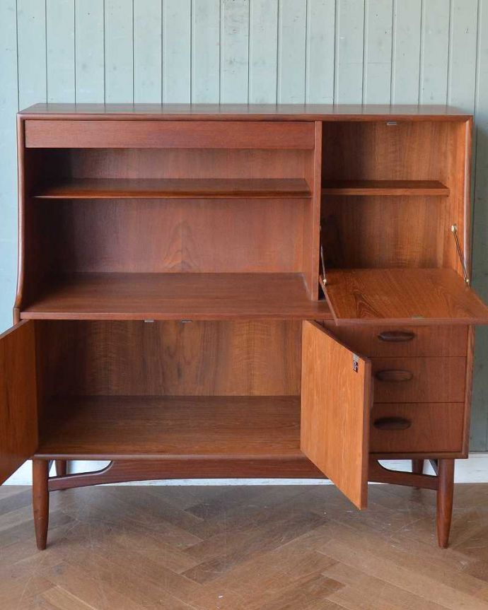 G-PLAN(Gプラン)　アンティーク家具　北欧スタイルのヴィンテージ家具、コンパクトサイズのG-Planのサイドボード。扉の奥はたっぷり収納扉を開けると、中にはたっぷりの収納。(x-1041-f)