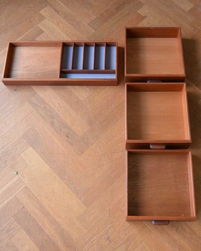 G-PLAN(Gプラン)　アンティーク家具　北欧スタイルのヴィンテージ家具、コンパクトサイズのG-Planのサイドボード。キレイにお直ししました引き出しの中も修復の際、専門の職人がキレイにしました。(x-1041-f)