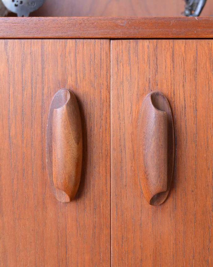 G-PLAN(Gプラン)　アンティーク家具　北欧スタイルのヴィンテージ家具、コンパクトサイズのG-Planのサイドボード。扉の木目があたたかさを演出クールなデザインなのに、なんだかほっとするあたたかさ。(x-1041-f)