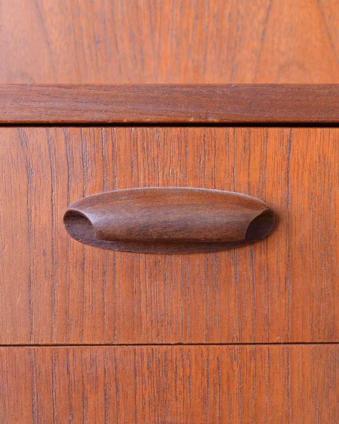G-PLAN(Gプラン)　アンティーク家具　北欧スタイルのヴィンテージ家具、コンパクトサイズのG-Planのサイドボード。デザインの一部になっている取っ手取っ手のデザインもシンプルかつ機能的に。(x-1041-f)