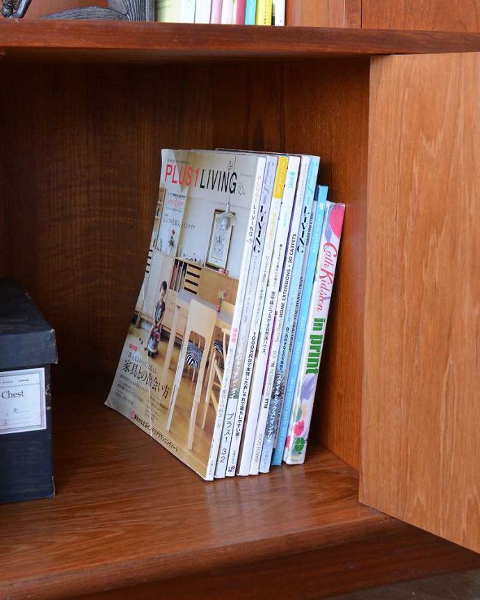 G-PLAN(Gプラン)　アンティーク家具　北欧スタイルのヴィンテージ家具、コンパクトサイズのG-Planのサイドボード。扉の中は収納たっぷりA4サイズの雑誌までしっかり収納出来ちゃう大きさ。(x-1041-f)