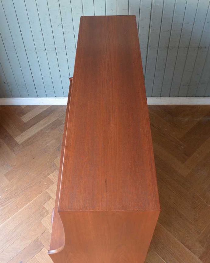 G-PLAN(Gプラン)　アンティーク家具　北欧スタイルのヴィンテージ家具、コンパクトサイズのG-Planのサイドボード。天板の塗装もキレイに仕上げましたヴィンテージの家具は修復方法が様々。(x-1041-f)