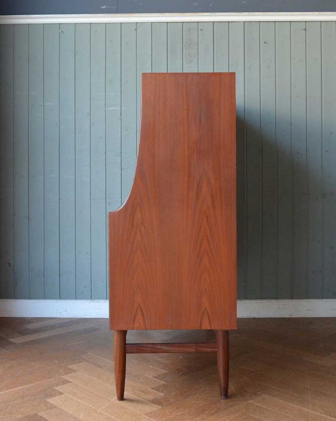 G-PLAN(Gプラン)　アンティーク家具　北欧スタイルのヴィンテージ家具、コンパクトサイズのG-Planのサイドボード。横から見てもスッキリどこから見てもスッキリとしてステキなヴィンテージ。(x-1041-f)