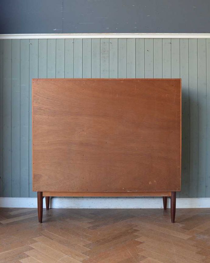 G-PLAN(Gプラン)　アンティーク家具　北欧スタイルのヴィンテージ家具、コンパクトサイズのG-Planのサイドボード。もちろん後ろ姿もキレイですビンテージは新品ではないので、もちろん経年変化によるキズはあります。(x-1041-f)