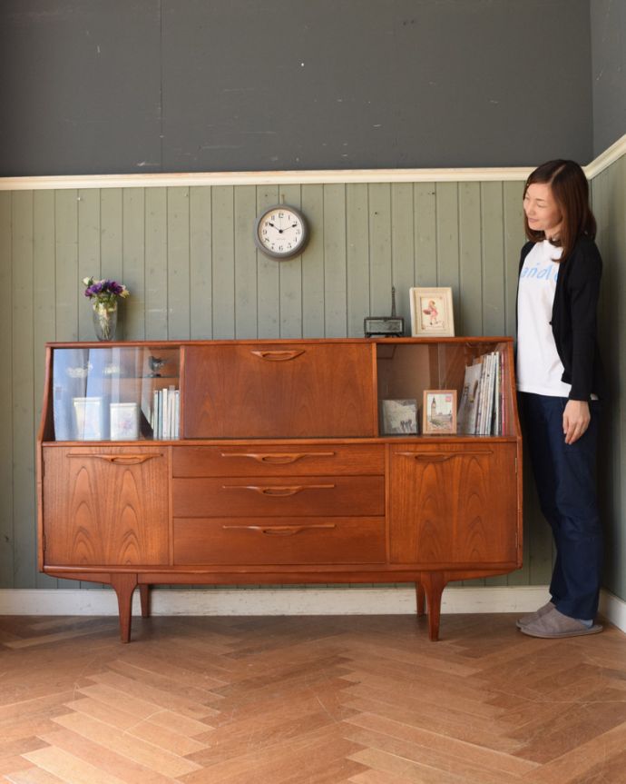 サイドボード　アンティーク家具　ヴィンテージの北欧インテリア、収納もたっぷりできるオシャレなサイドボード。人気のヒミツは北欧スタイルのデザインやっぱりスッキリとカッコイイ北欧デザインが人気のサイドボード。(x-1042-f)