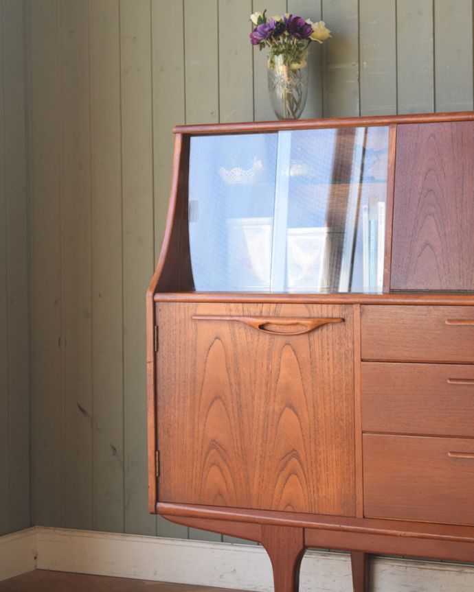 サイドボード　アンティーク家具　ヴィンテージの北欧インテリア、収納もたっぷりできるオシャレなサイドボード。ヴィンテージ家具らしいあたたかさ。(x-1042-f)