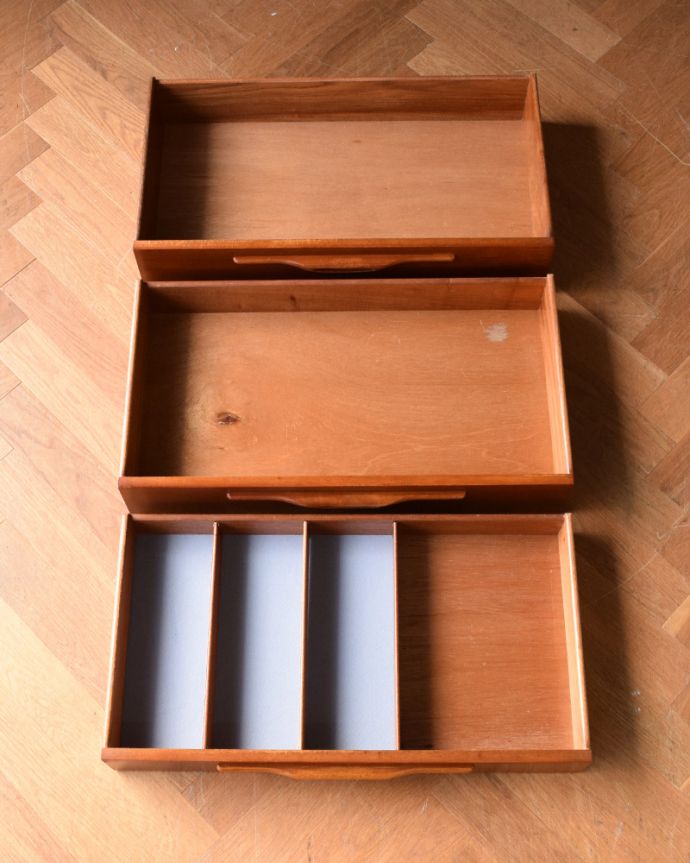 サイドボード　アンティーク家具　ヴィンテージの北欧インテリア、収納もたっぷりできるオシャレなサイドボード。キレイにお直ししました引き出しの中も修復の際、専門の職人がキレイにしました。(x-1042-f)