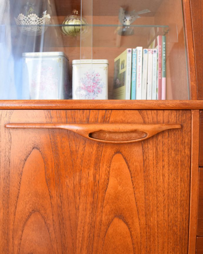 サイドボード　アンティーク家具　ヴィンテージの北欧インテリア、収納もたっぷりできるオシャレなサイドボード。扉の木目があたたかさを演出クールなデザインなのに、なんだかほっとするあたたかさ。(x-1042-f)