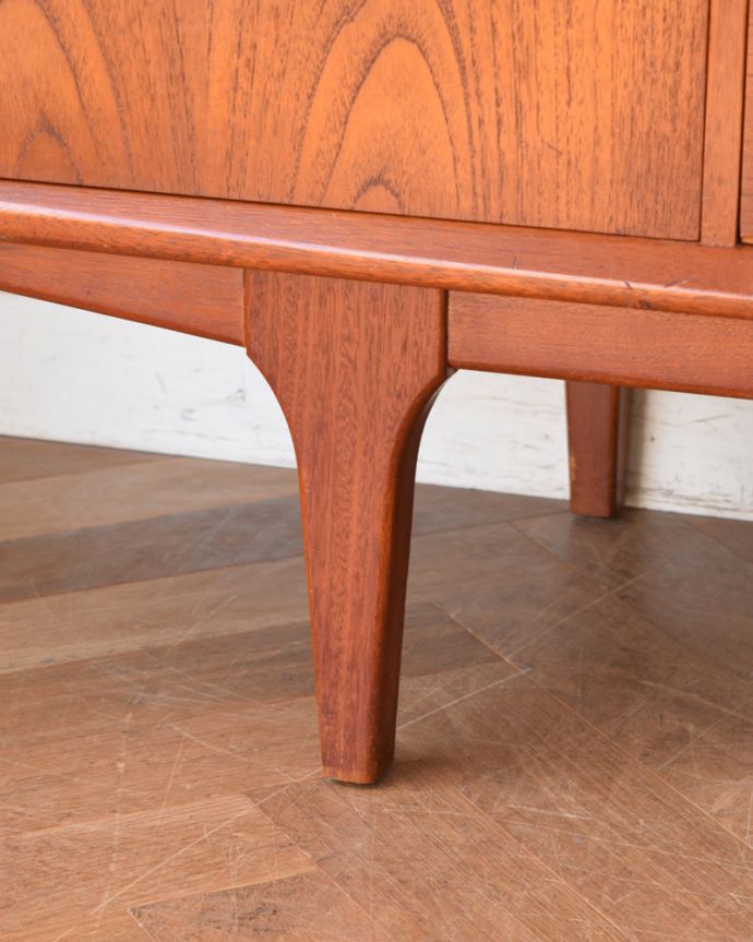 サイドボード　アンティーク家具　ヴィンテージの北欧インテリア、収納もたっぷりできるオシャレなサイドボード。スッキリとした脚の裏には…Handleの家具の脚裏にはフェルトキーパーをお付けしています。(x-1042-f)