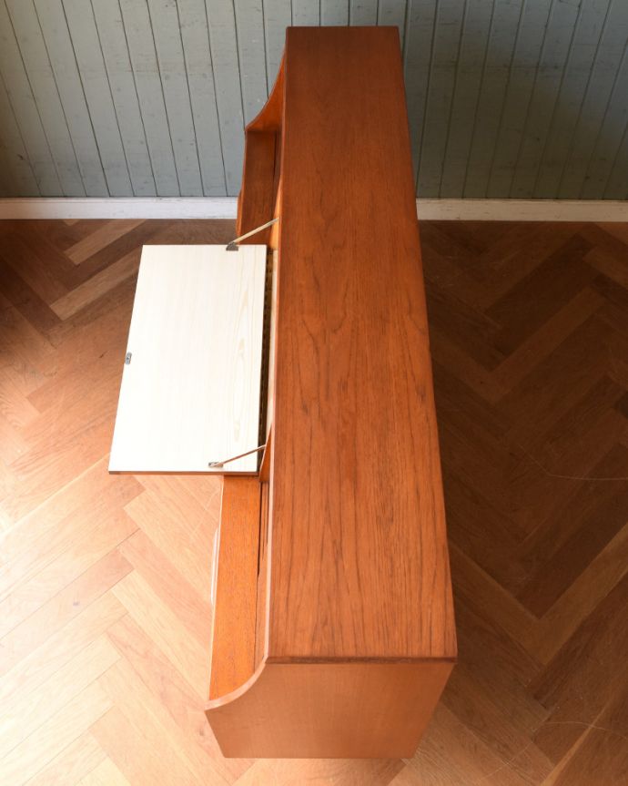 サイドボード　アンティーク家具　ヴィンテージの北欧インテリア、収納もたっぷりできるオシャレなサイドボード。天板の塗装もキレイに仕上げましたヴィンテージの家具は修復方法が様々。(x-1042-f)