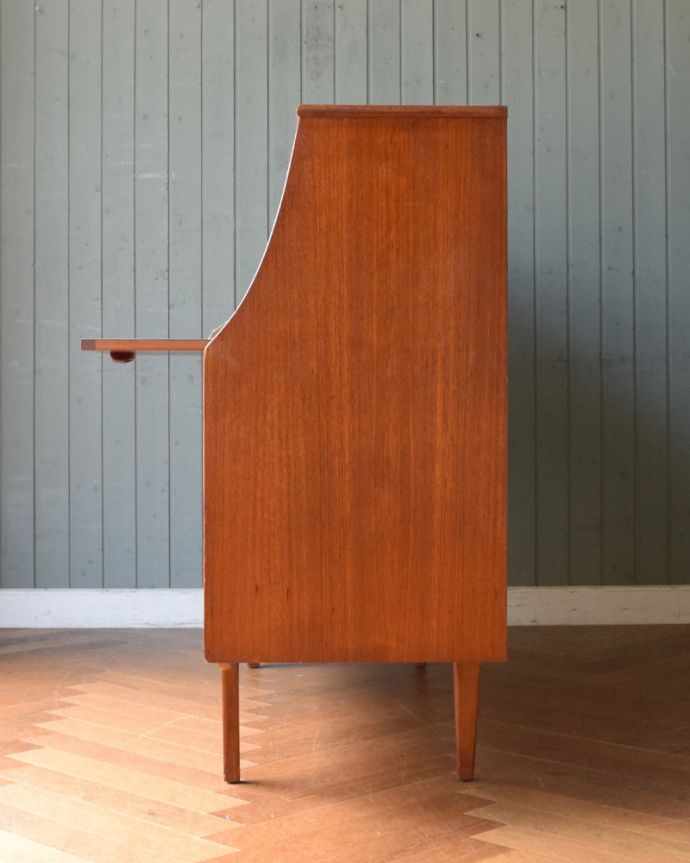 サイドボード　アンティーク家具　ヴィンテージの北欧インテリア、収納もたっぷりできるオシャレなサイドボード。横から見てもスッキリどこから見てもスッキリとしてステキなヴィンテージ。(x-1042-f)