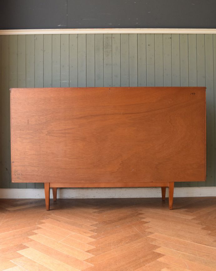 サイドボード　アンティーク家具　ヴィンテージの北欧インテリア、収納もたっぷりできるオシャレなサイドボード。もちろん後ろ姿もキレイですビンテージは新品ではないので、もちろん経年変化によるキズはあります。(x-1042-f)