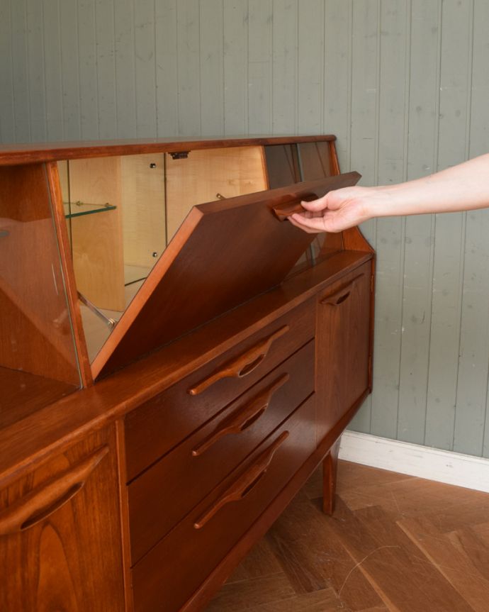 サイドボード　アンティーク家具　ヴィンテージの北欧インテリア、収納もたっぷりできるオシャレなサイドボード。。(x-1042-f)